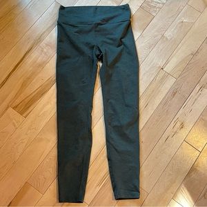 Vuori Hunter Green heathered soft leggings size small
